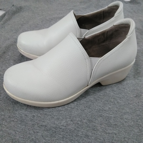 white naturalizer shoes